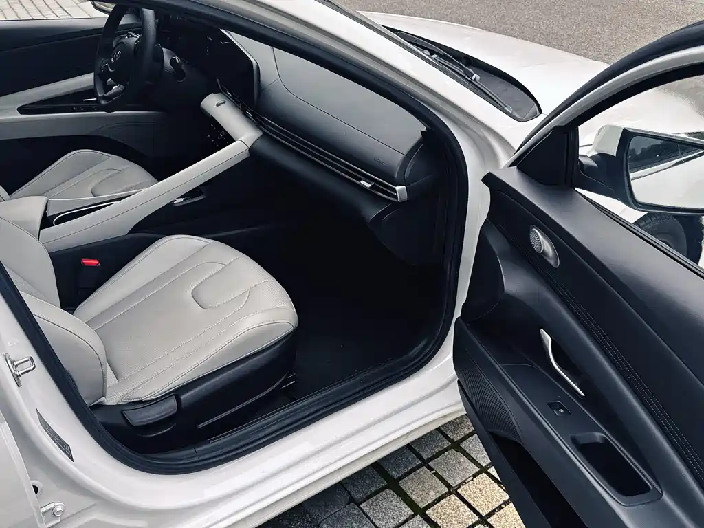Hyundai Elantra — миниатюра 17