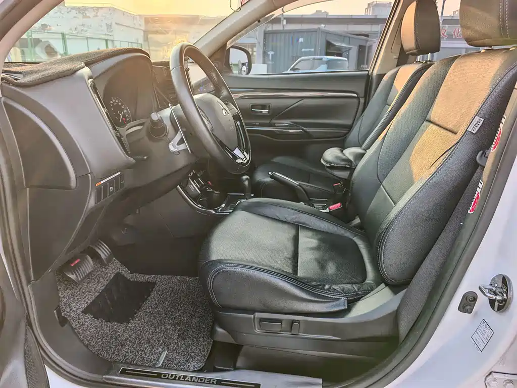 Mitsubishi Outlander — миниатюра 10