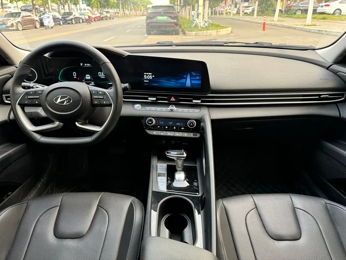 Hyundai Elantra 2023 Белый из Китая, фото 4
