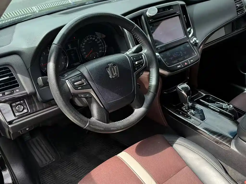 Toyota Crown — миниатюра 5
