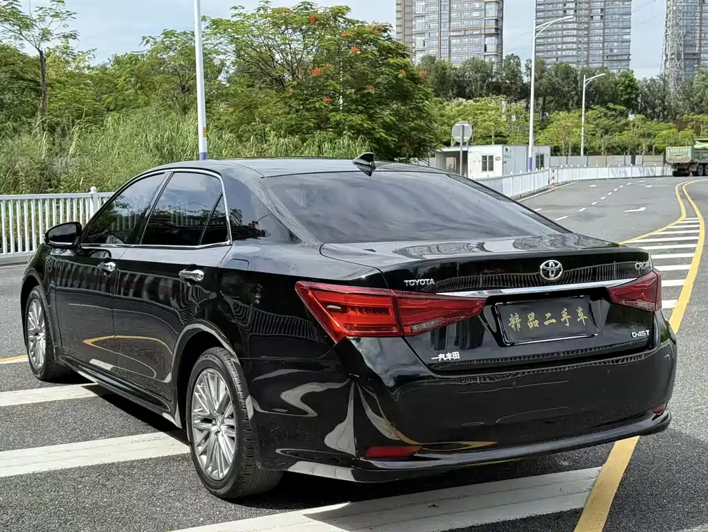 Toyota Crown — миниатюра 10