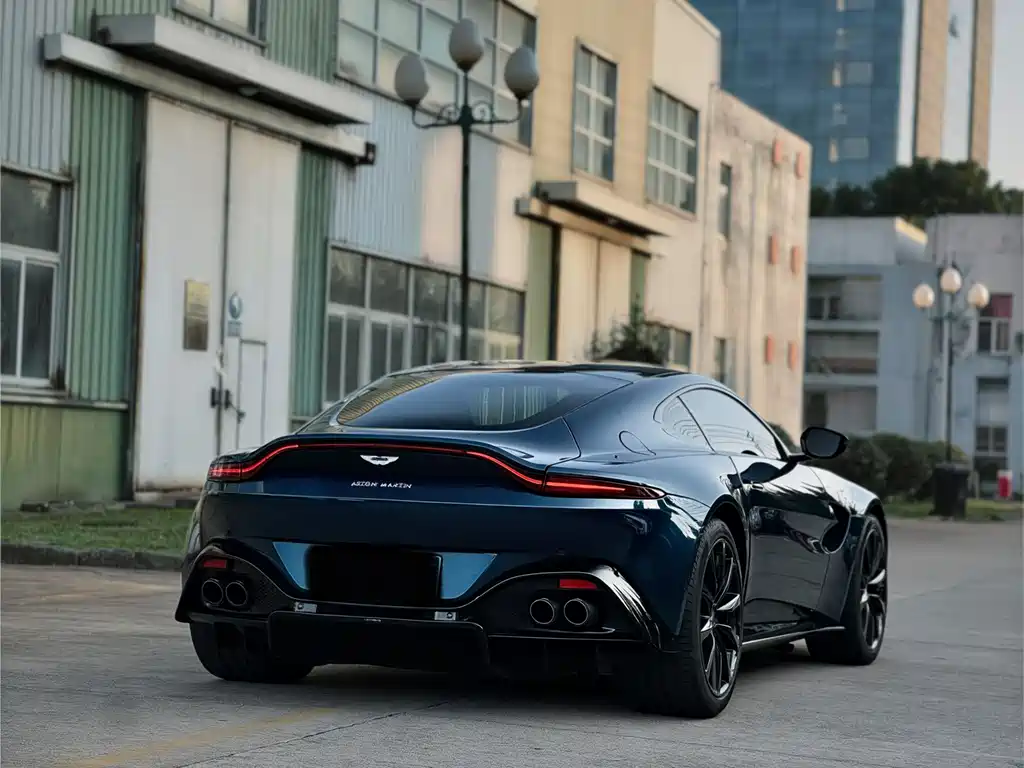 ASTON MARTIN V8 VANTAGE