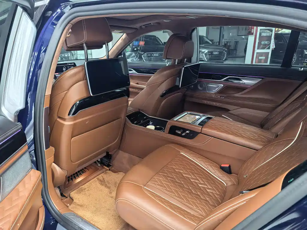 BMW 7 Series — миниатюра 7