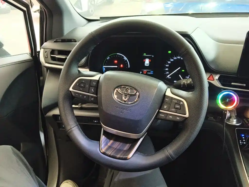 Toyota Granvia — миниатюра 11