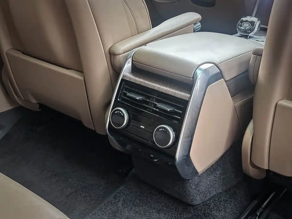 Land Rover Range Rover 2024 3.0 L6 400PS Long Wheelbase мест
