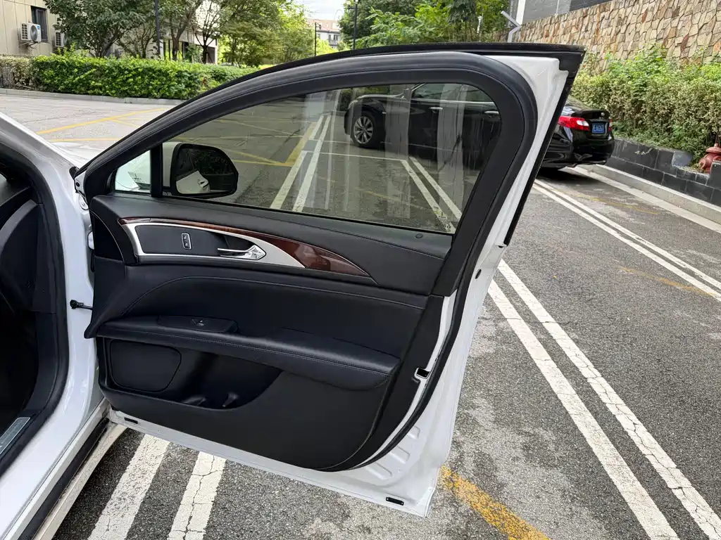 Lincoln MKZ — миниатюра 8