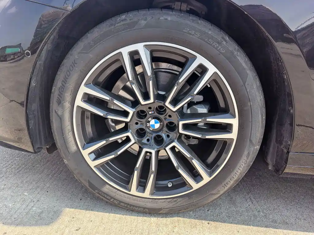 BMW 5 Series — миниатюра 7