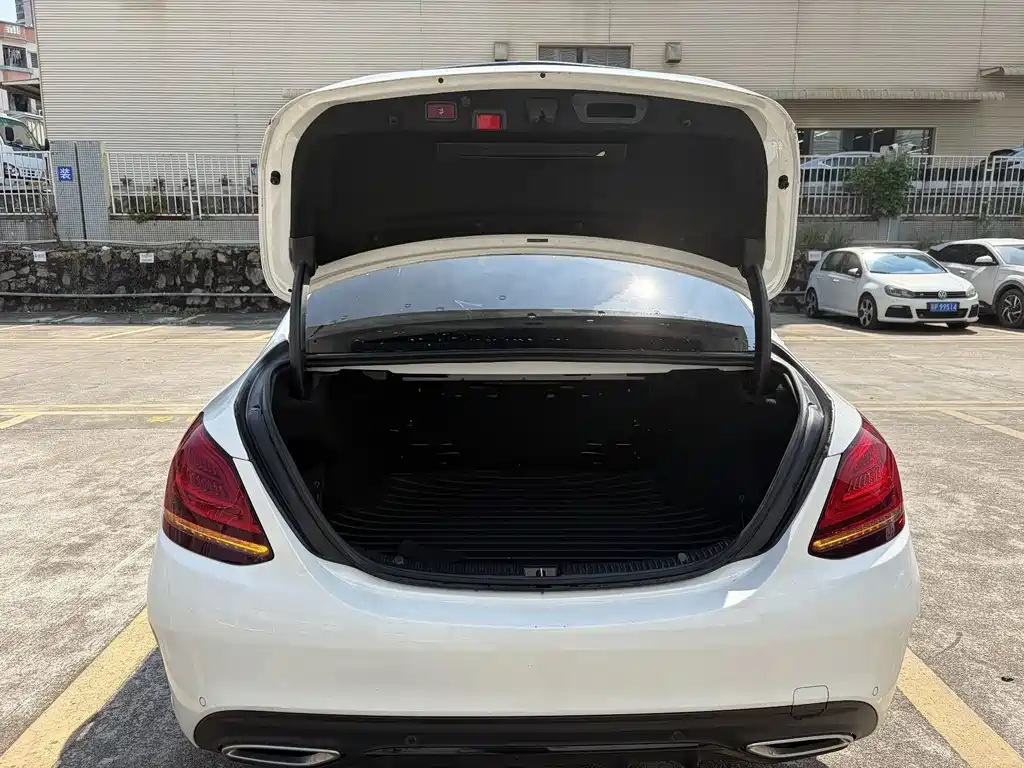 Mercedes-Benz C-Class — миниатюра 8