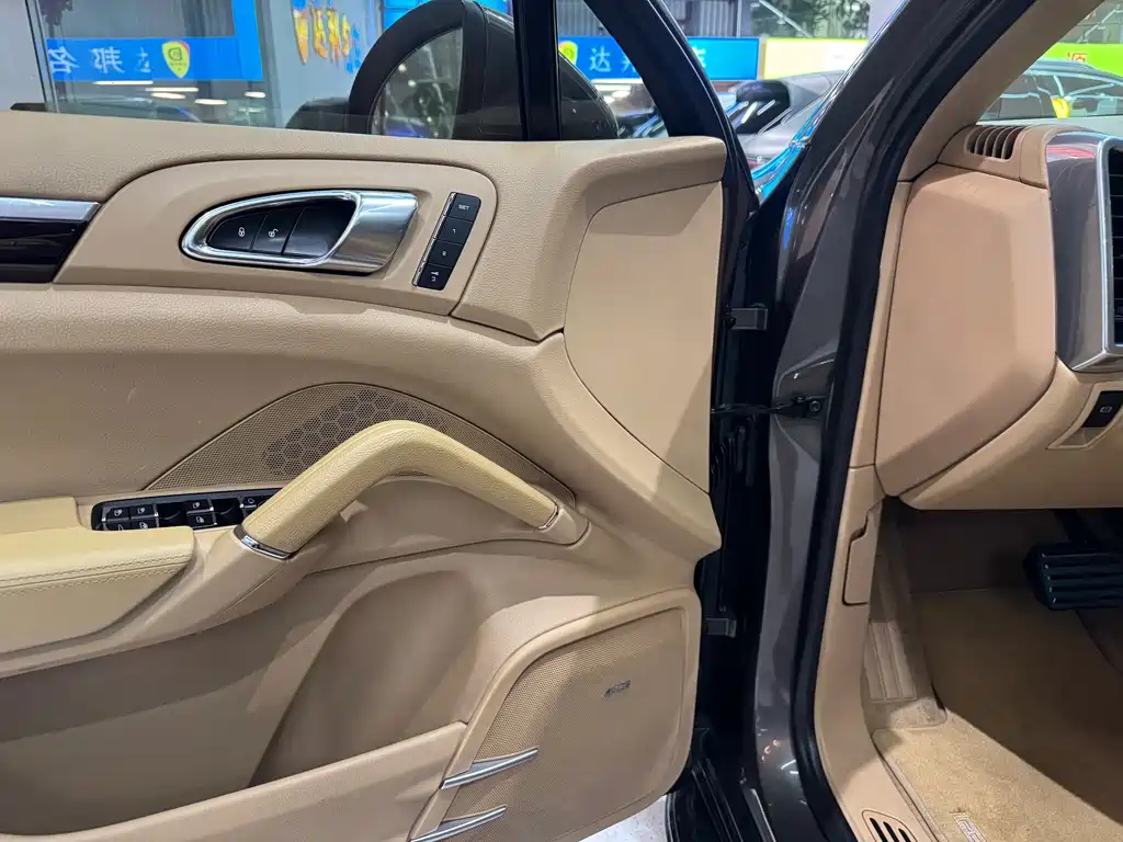 Porsche Cayenne — миниатюра 6