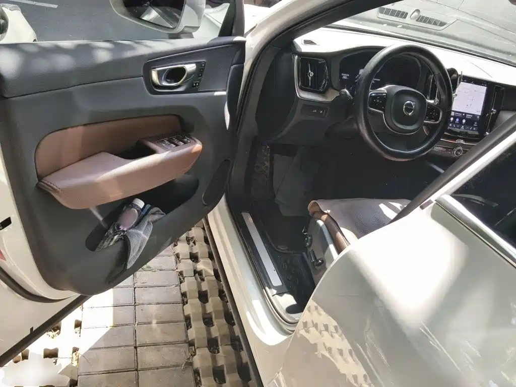 Volvo XC60 PHEV — миниатюра 12