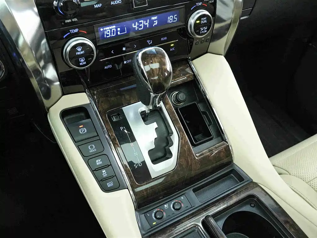 Toyota Alphard — миниатюра 10