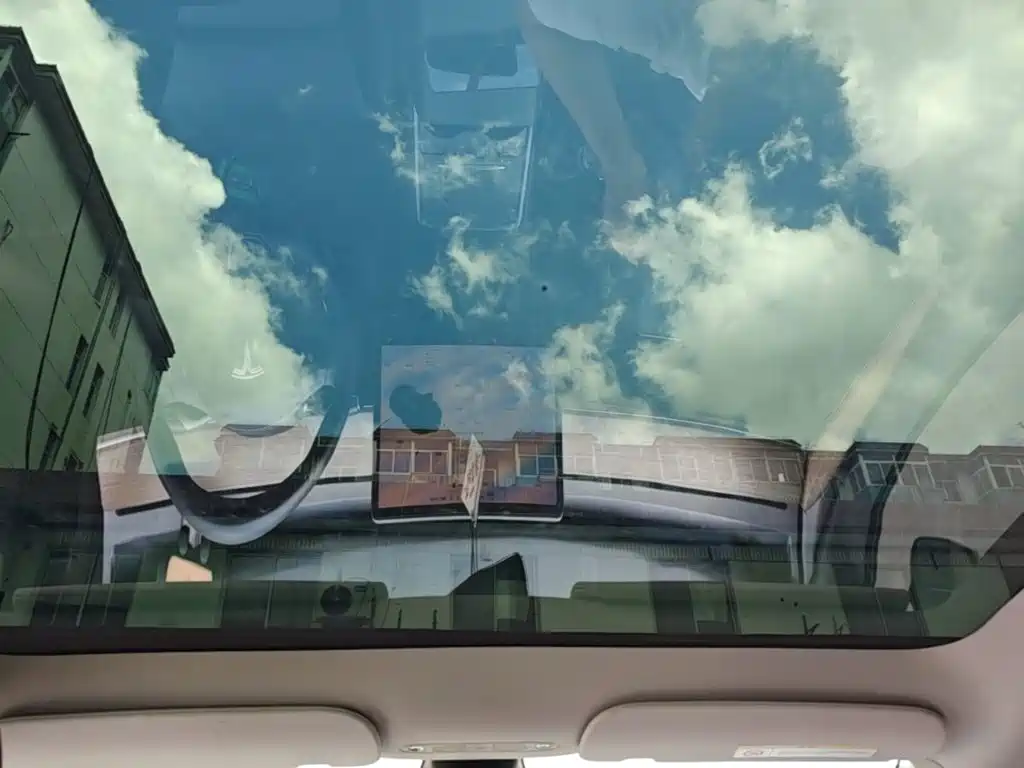 Tesla Model Y — миниатюра 18