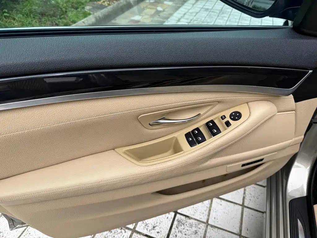 BMW 5 Series — миниатюра 7