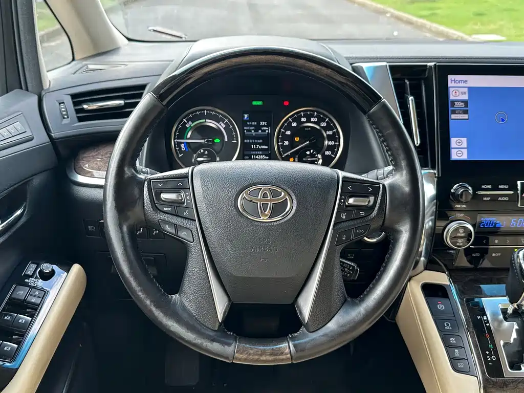 Toyota Alphard — миниатюра 21