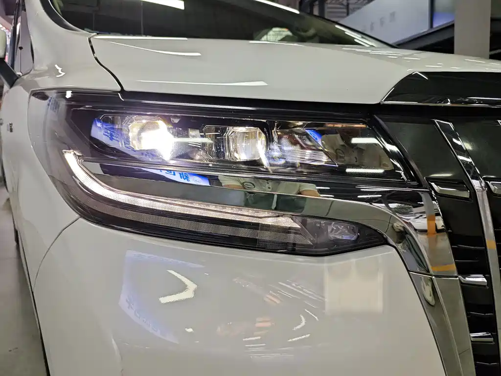 Toyota Alphard — миниатюра 12