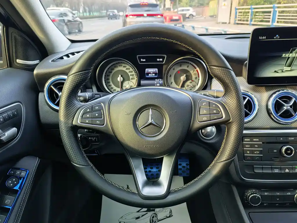 MERCEDES-BENZ GLA
