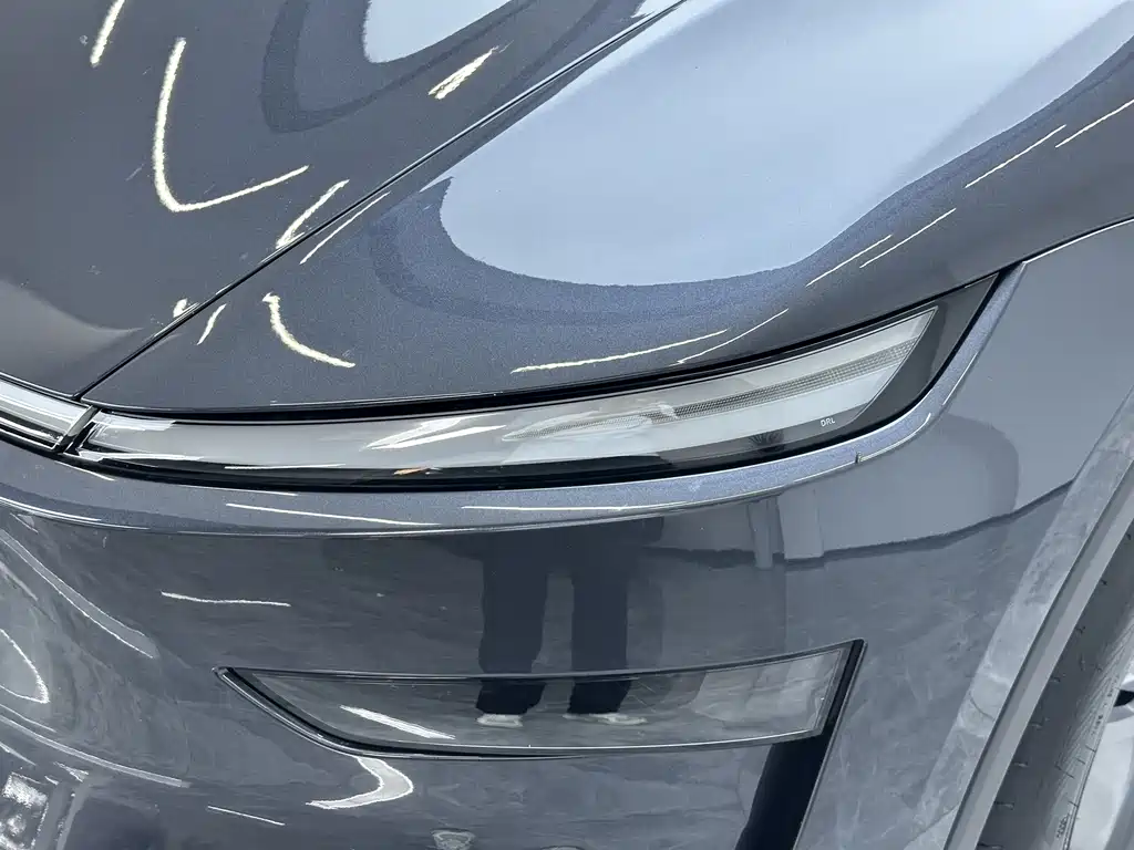 Tesla Model Y — миниатюра 10