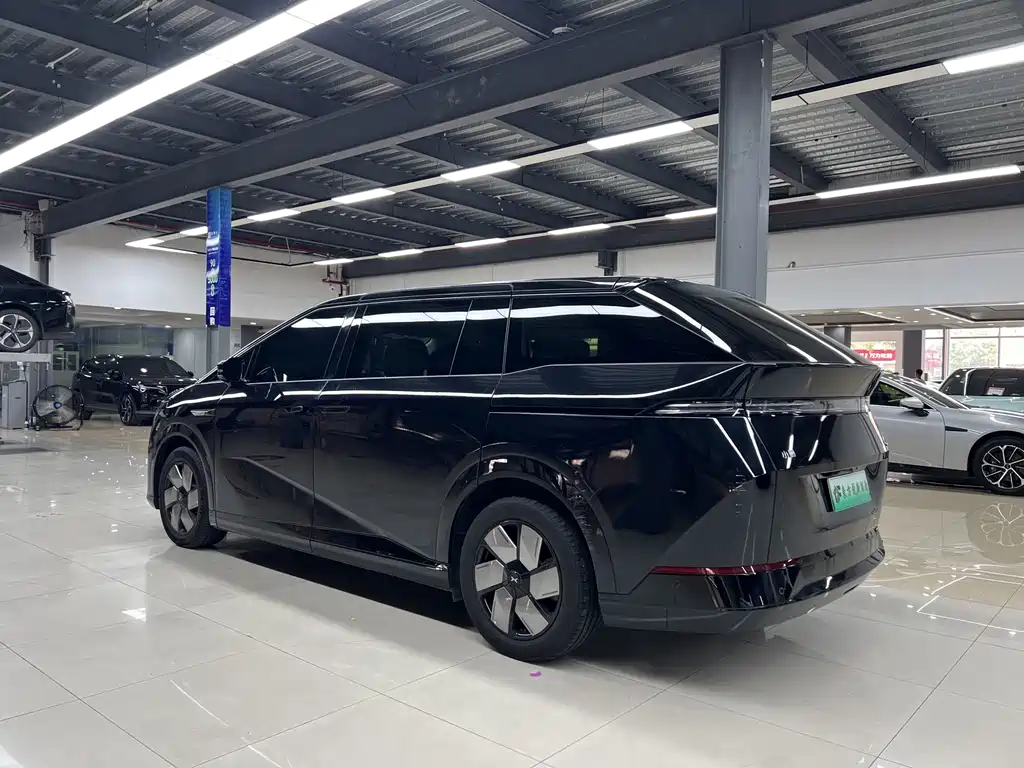 XPeng X9 — миниатюра 4