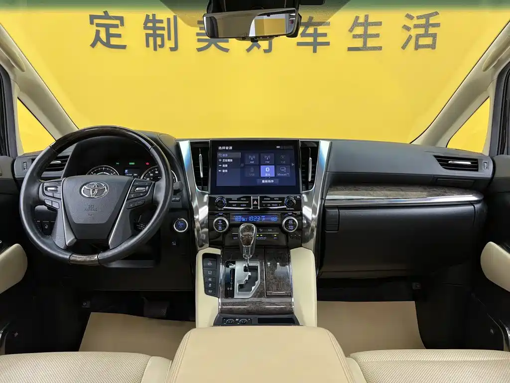 Toyota Alphard — миниатюра 49