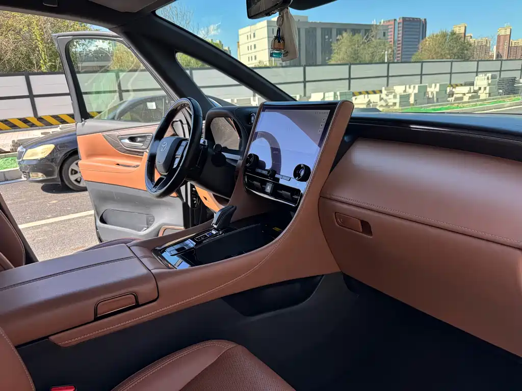 Toyota Alphard — миниатюра 17