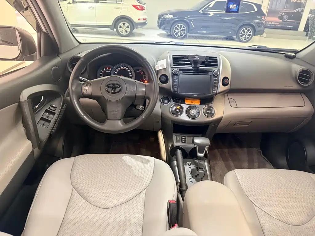 Toyota RAV4 — миниатюра 9