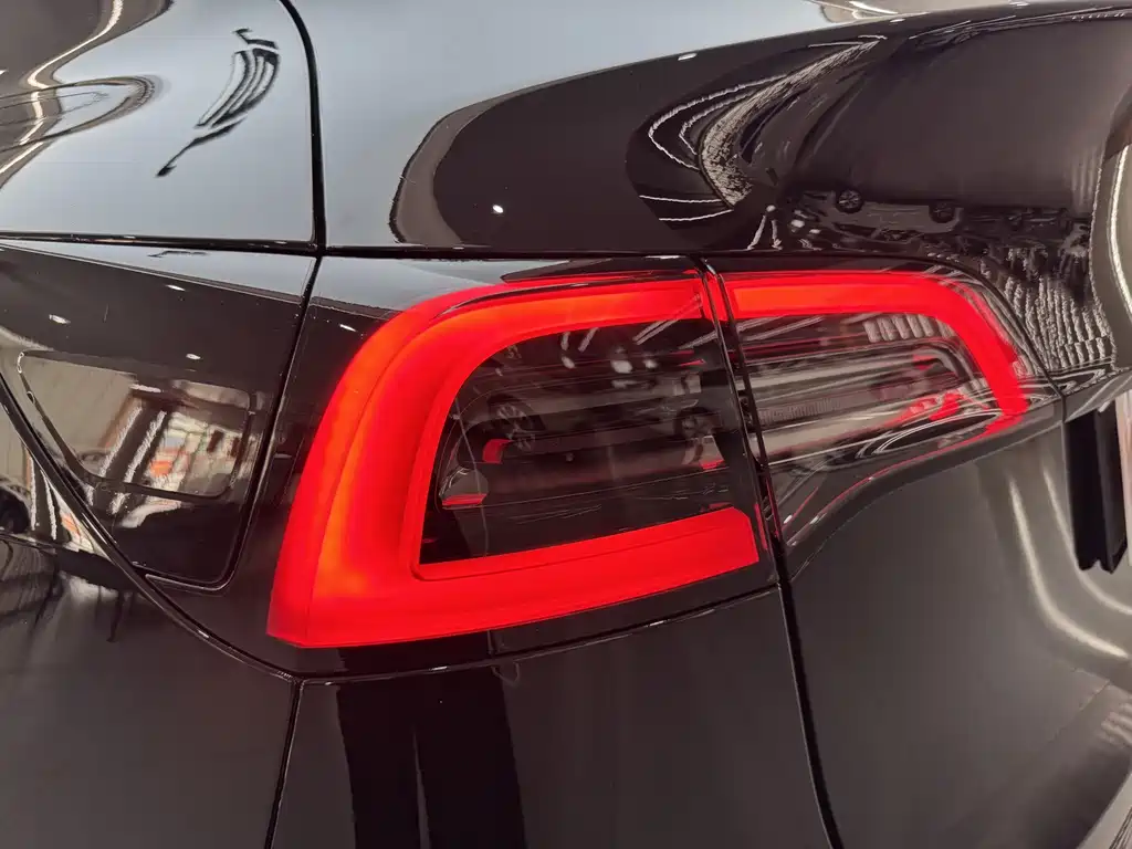 Tesla Model Y — миниатюра 16