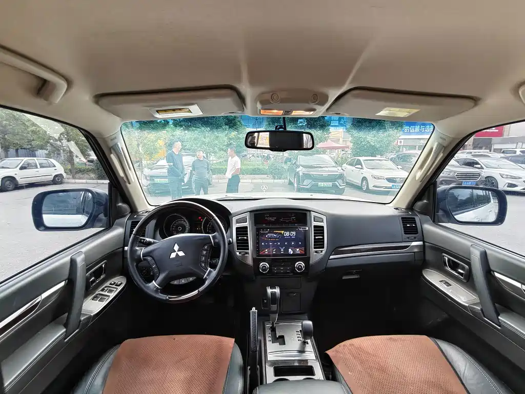 Mitsubishi Pajero (Import) — миниатюра 8