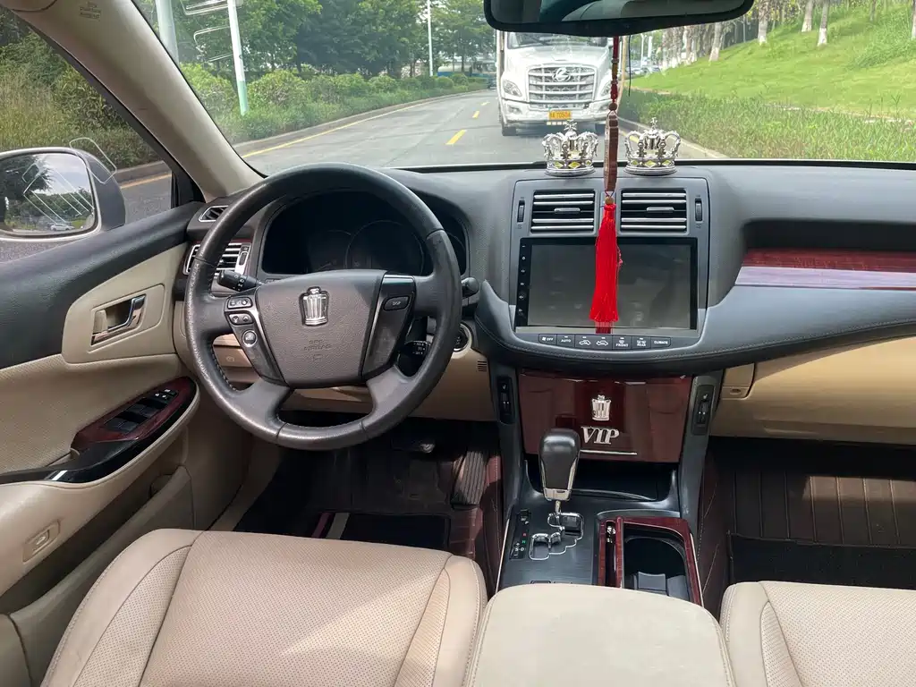 Toyota Crown — миниатюра 8
