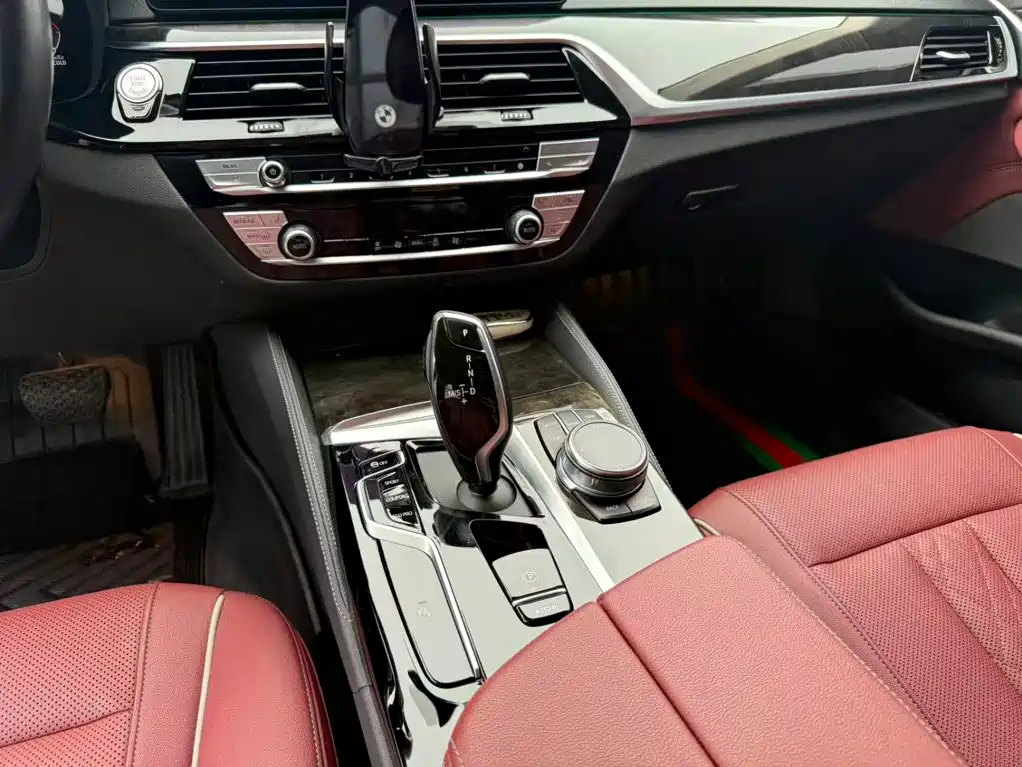 BMW 5 Series — миниатюра 8