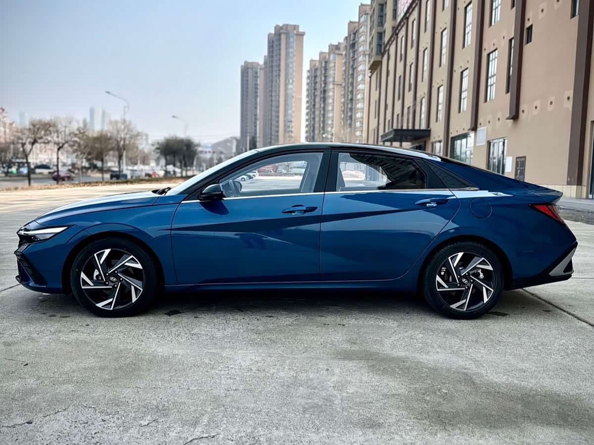Hyundai Elantra 1.5 л 2023 г. Голубой, пробег 13000 км
