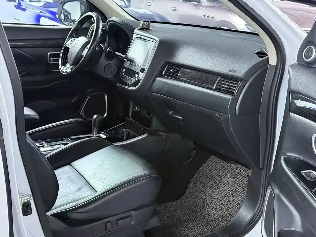 MITSUBISHI OUTLANDER