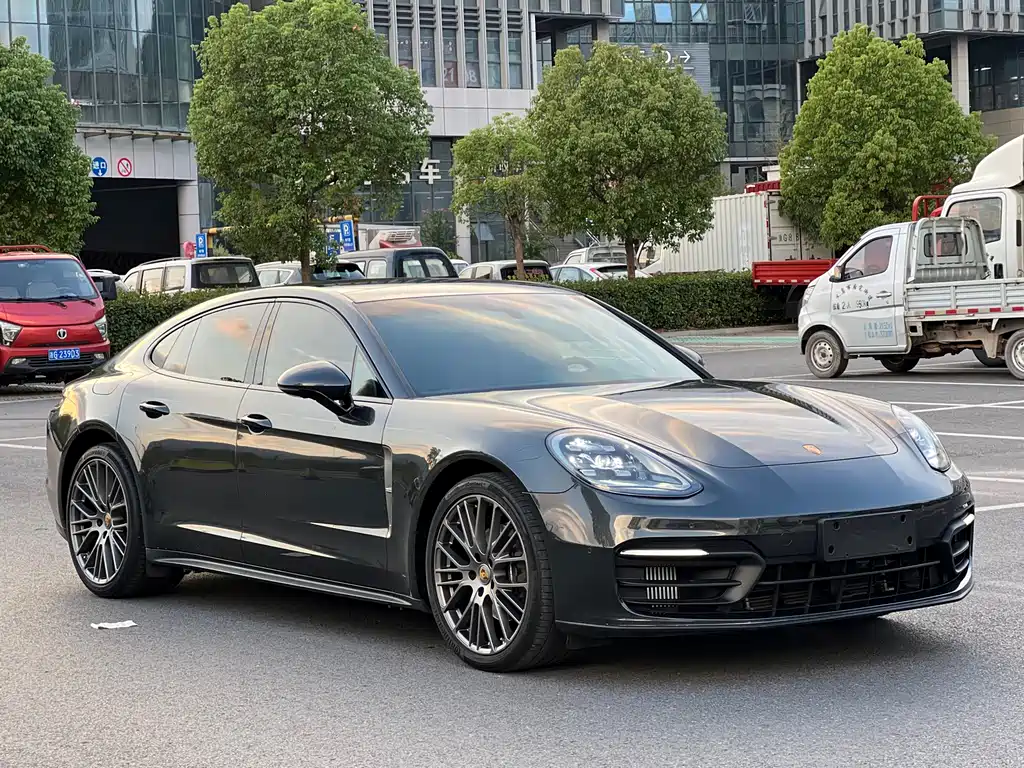 PORSCHE PANAMERA