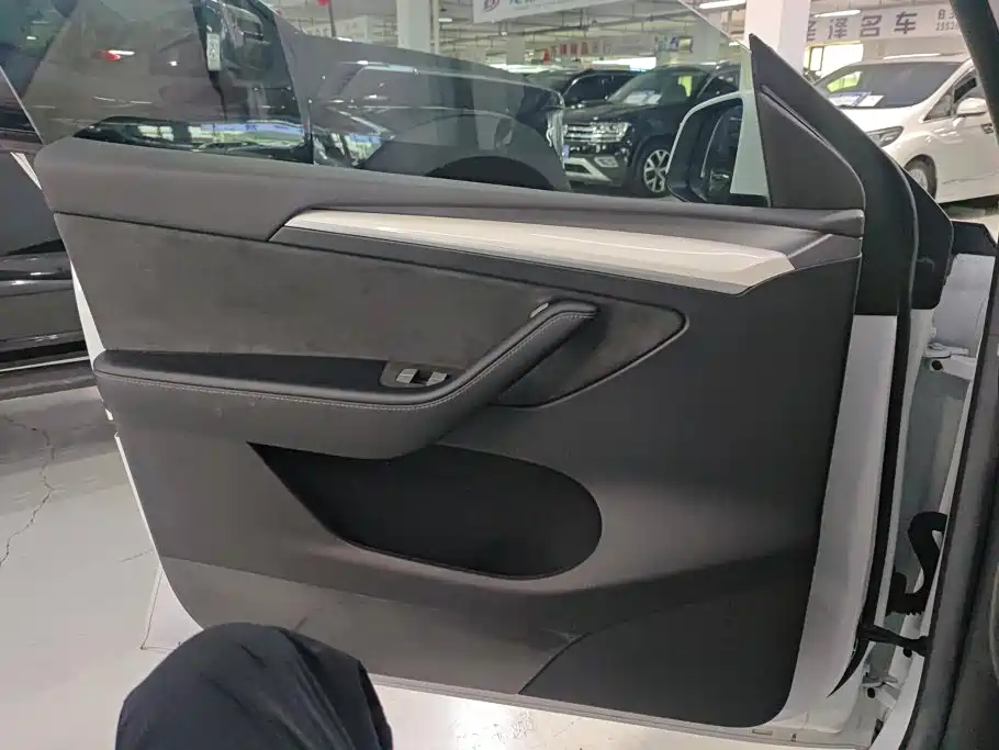 Tesla Model Y — миниатюра 7