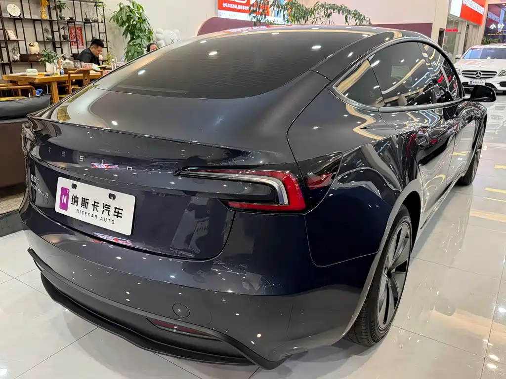 Tesla Model 3 — миниатюра 5