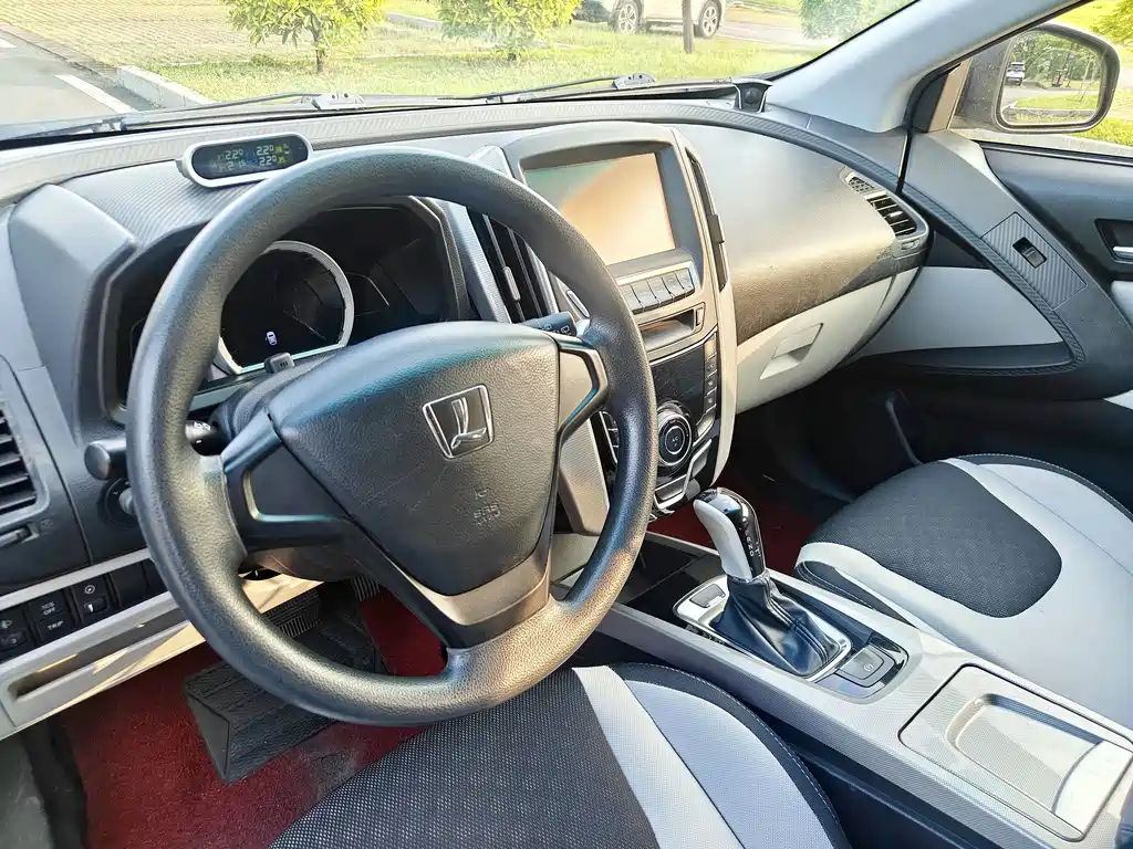 Luxgen U6 — миниатюра 13