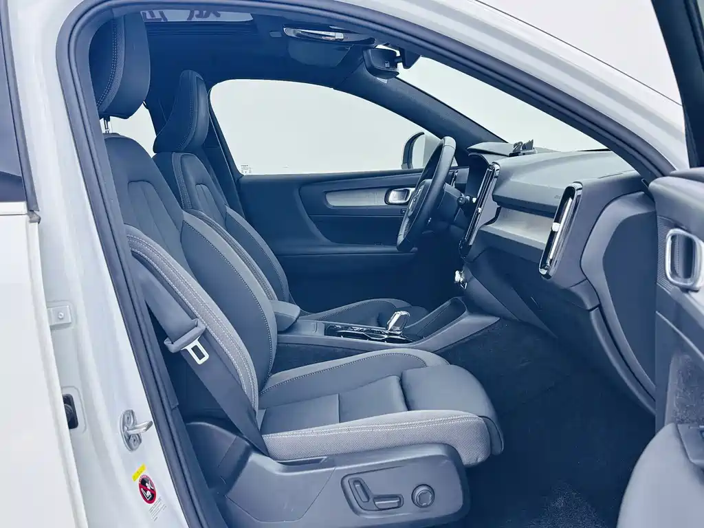 Volvo XC40 — миниатюра 15