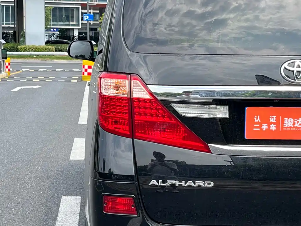 Toyota Alphard — миниатюра 6