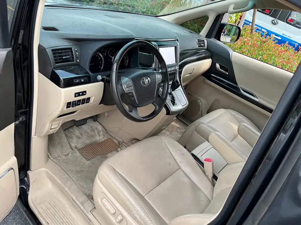 Toyota Alphard — миниатюра 10
