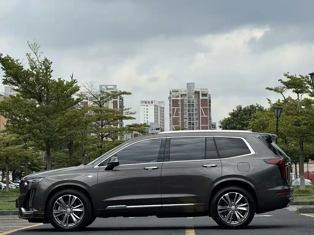 CADILLAC  XT6