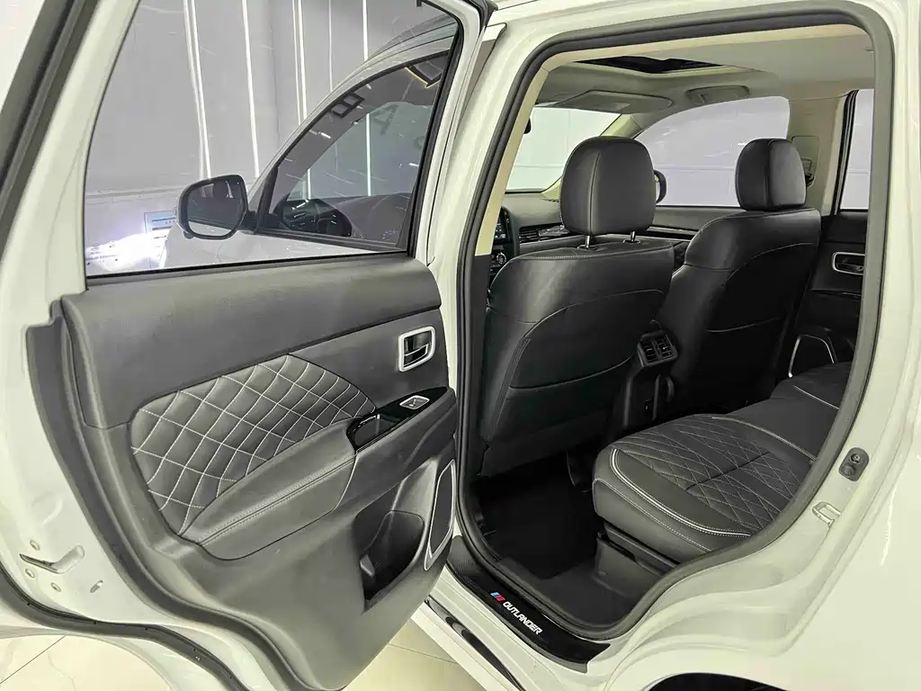 MITSUBISHI OUTLANDER