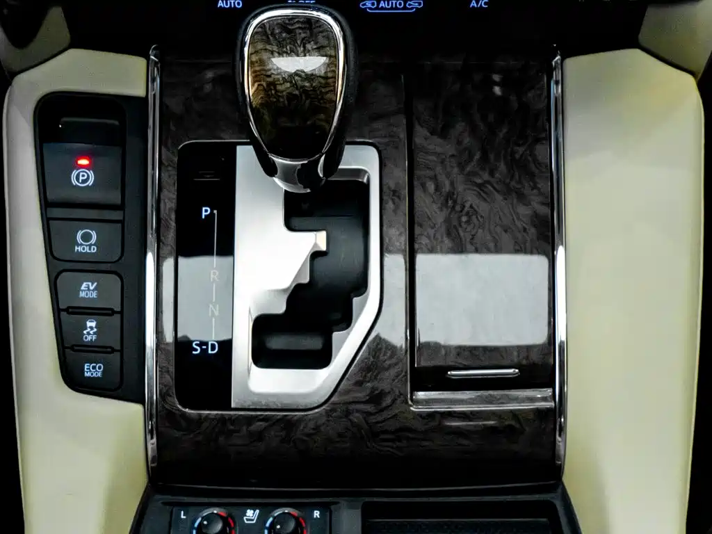 Toyota Alphard — миниатюра 18