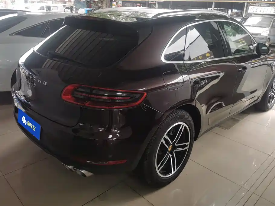 PORSCHE MACAN