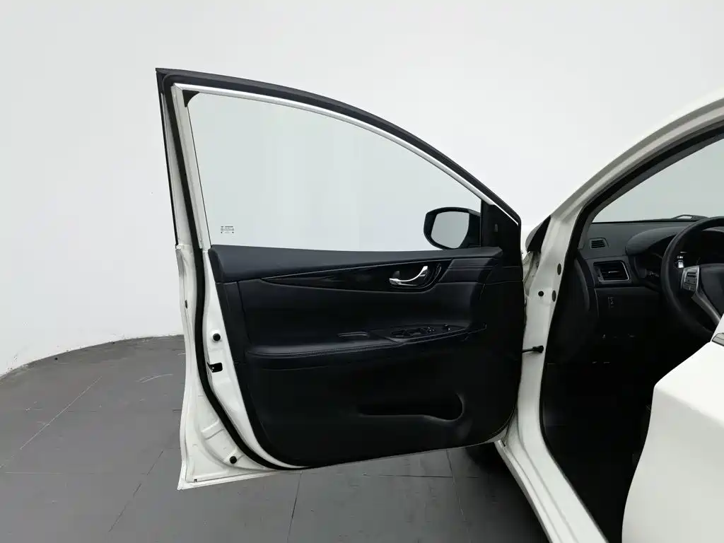 Nissan Tiida — миниатюра 8