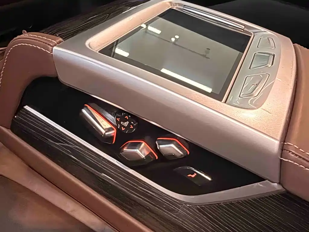 BMW 7 Series — миниатюра 23