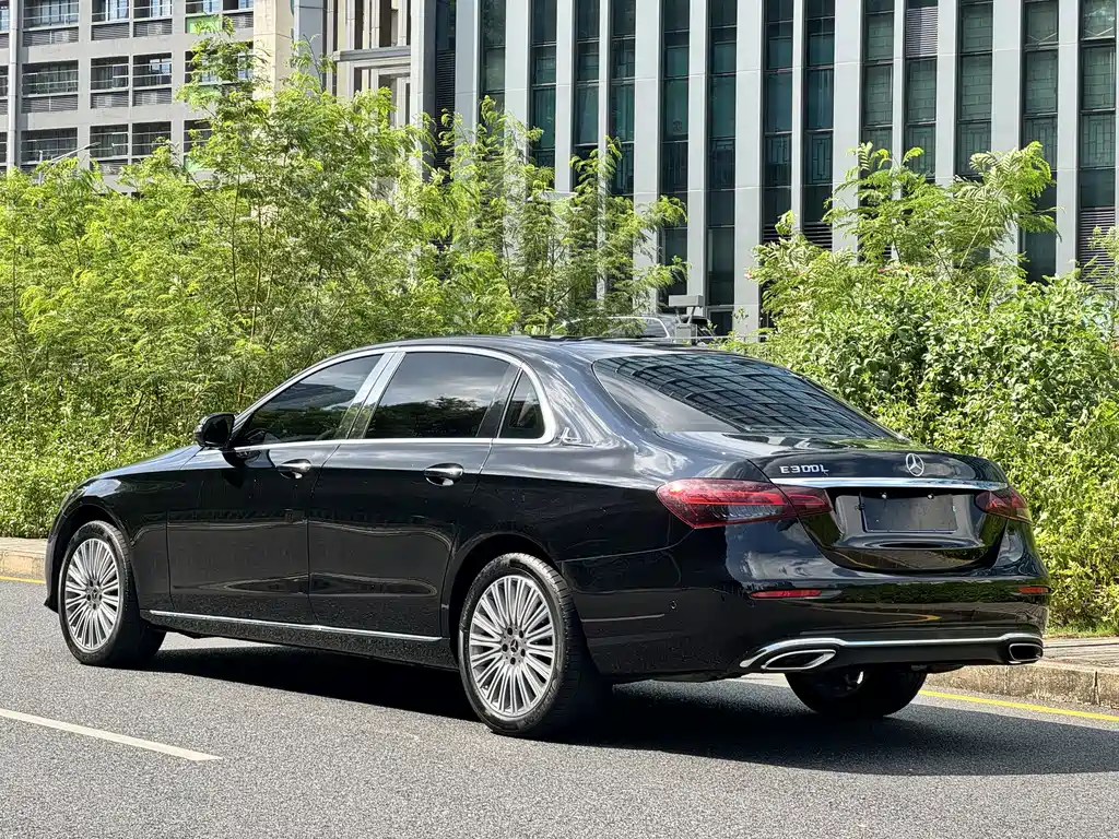 Mercedes-Benz E-Class — миниатюра 11