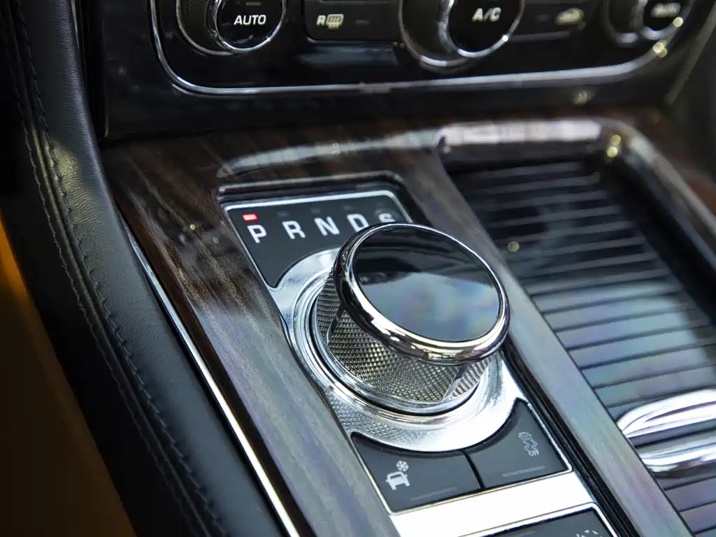 Jaguar XJ — миниатюра 25
