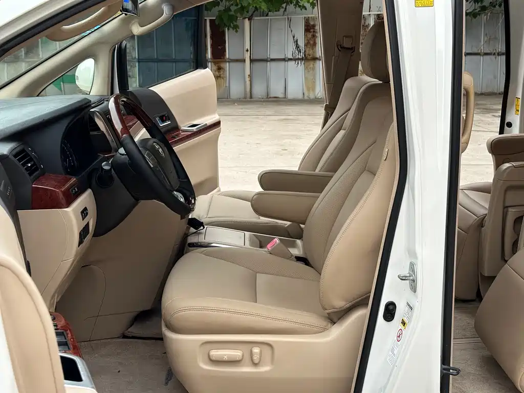 Toyota Alphard — миниатюра 7