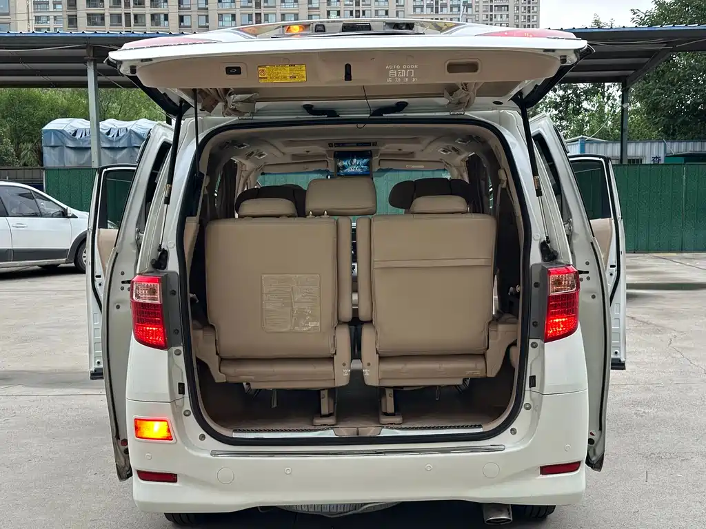 Toyota Alphard — миниатюра 16