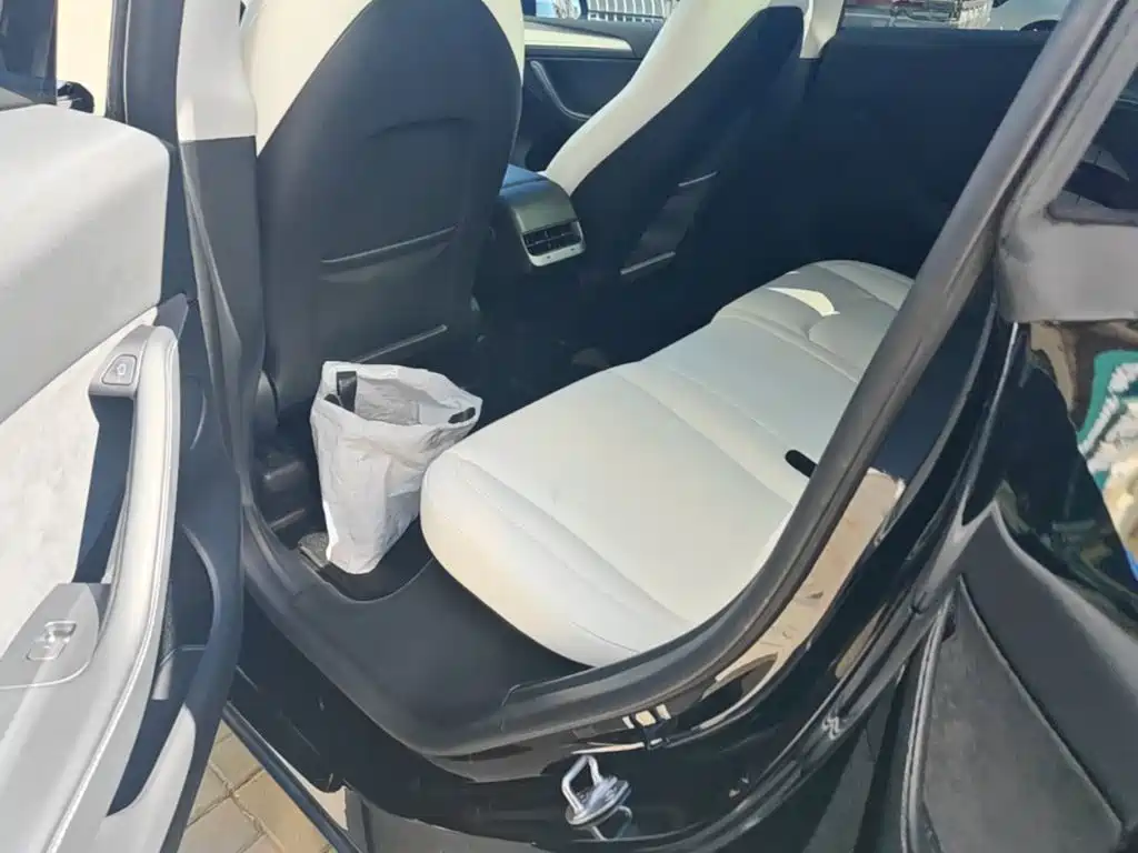 Tesla Model Y — миниатюра 17