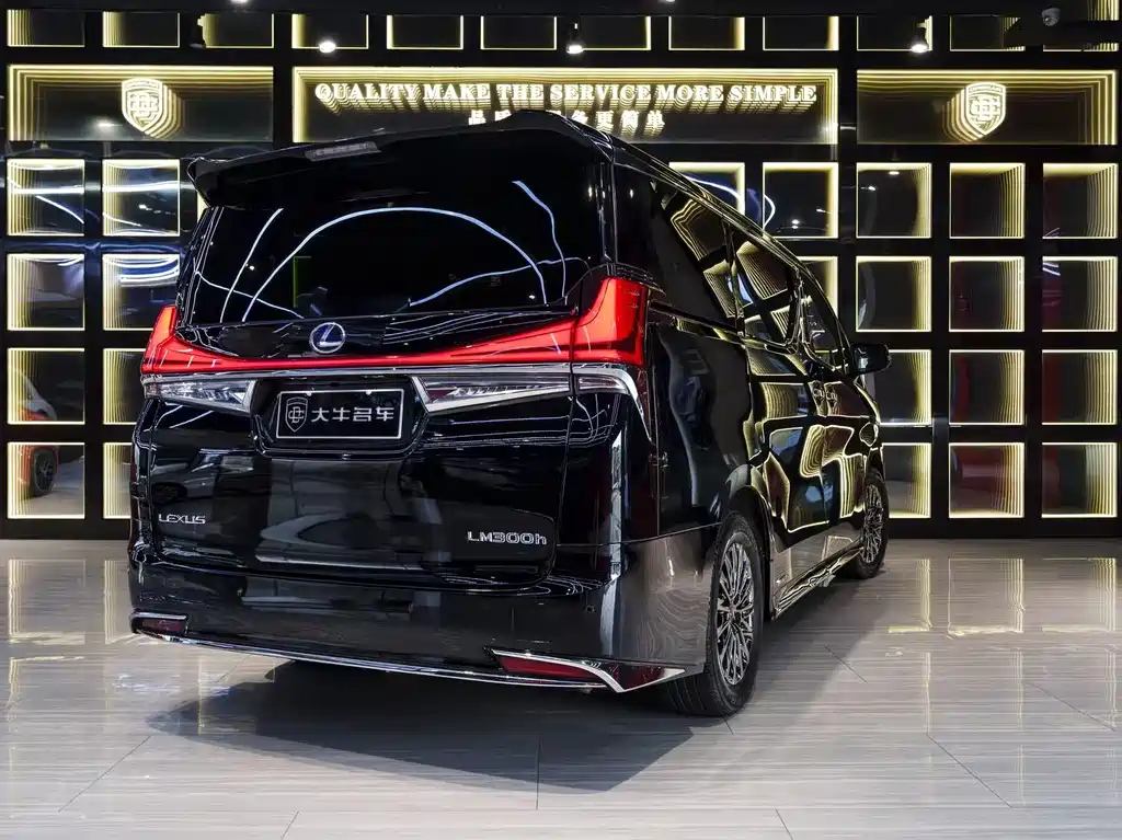 LEXUS LM